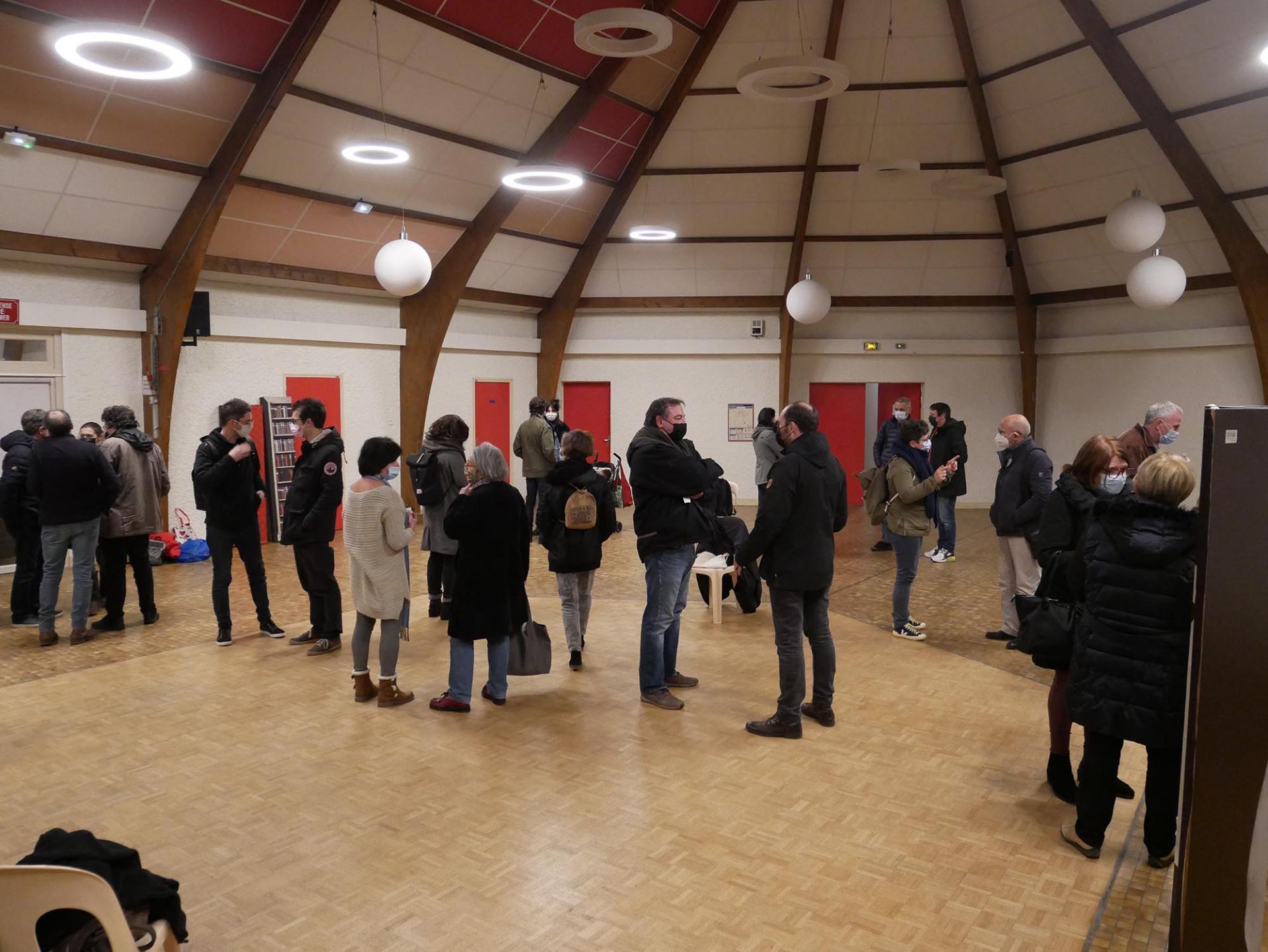 Après le débat les discussions se poursuivent